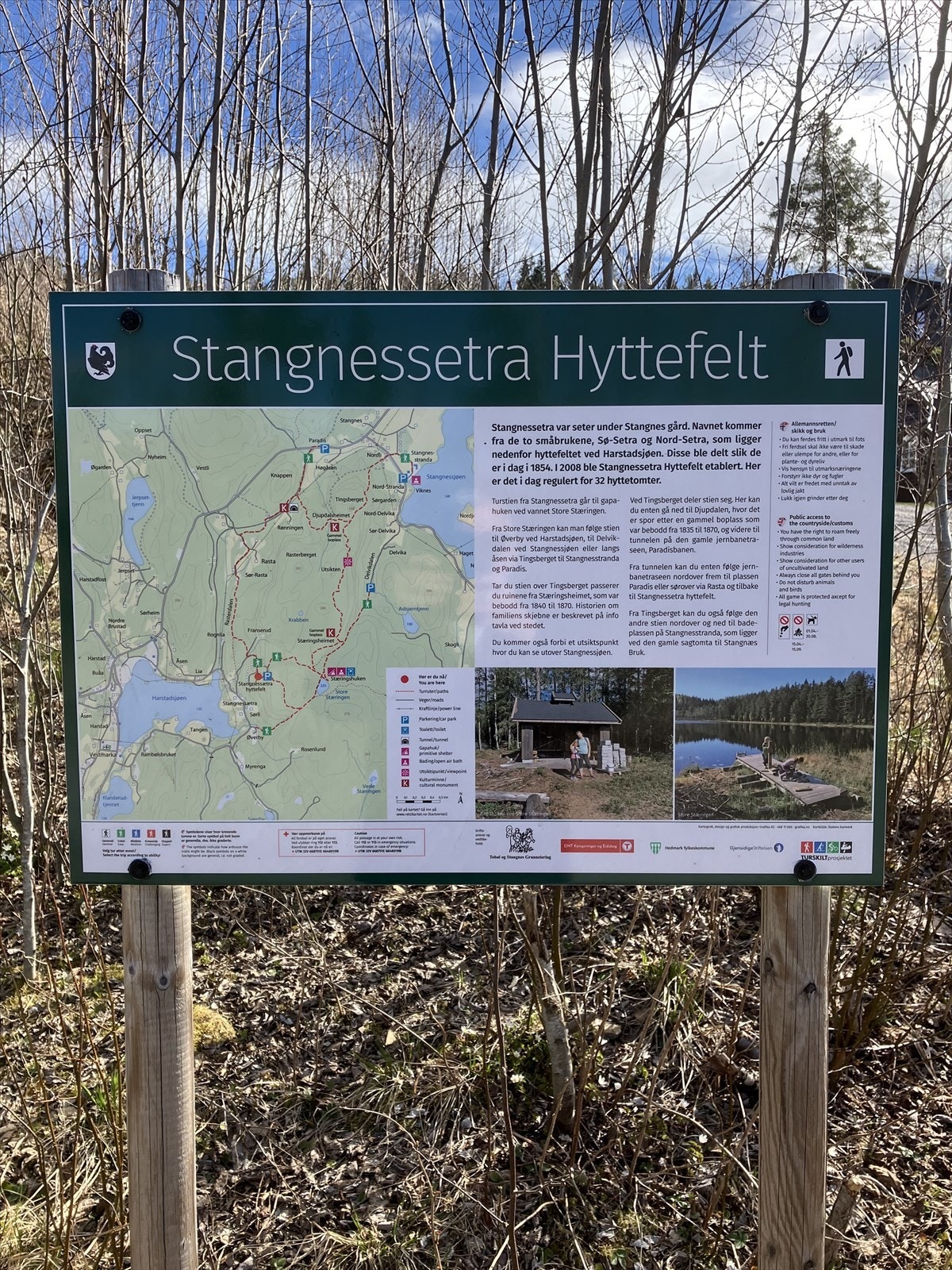 På hyttefeltet står det et informativt oppslag om området og hva det kan by på. Galleribilde