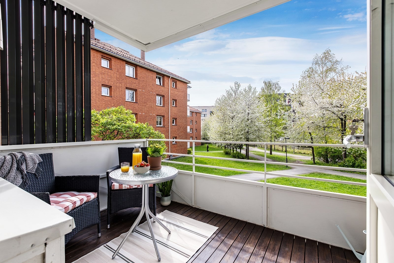 Solrik vestvendt balkong på 7 kvm - et hyggelig sted å nyte rolige kvelder. Galleribilde