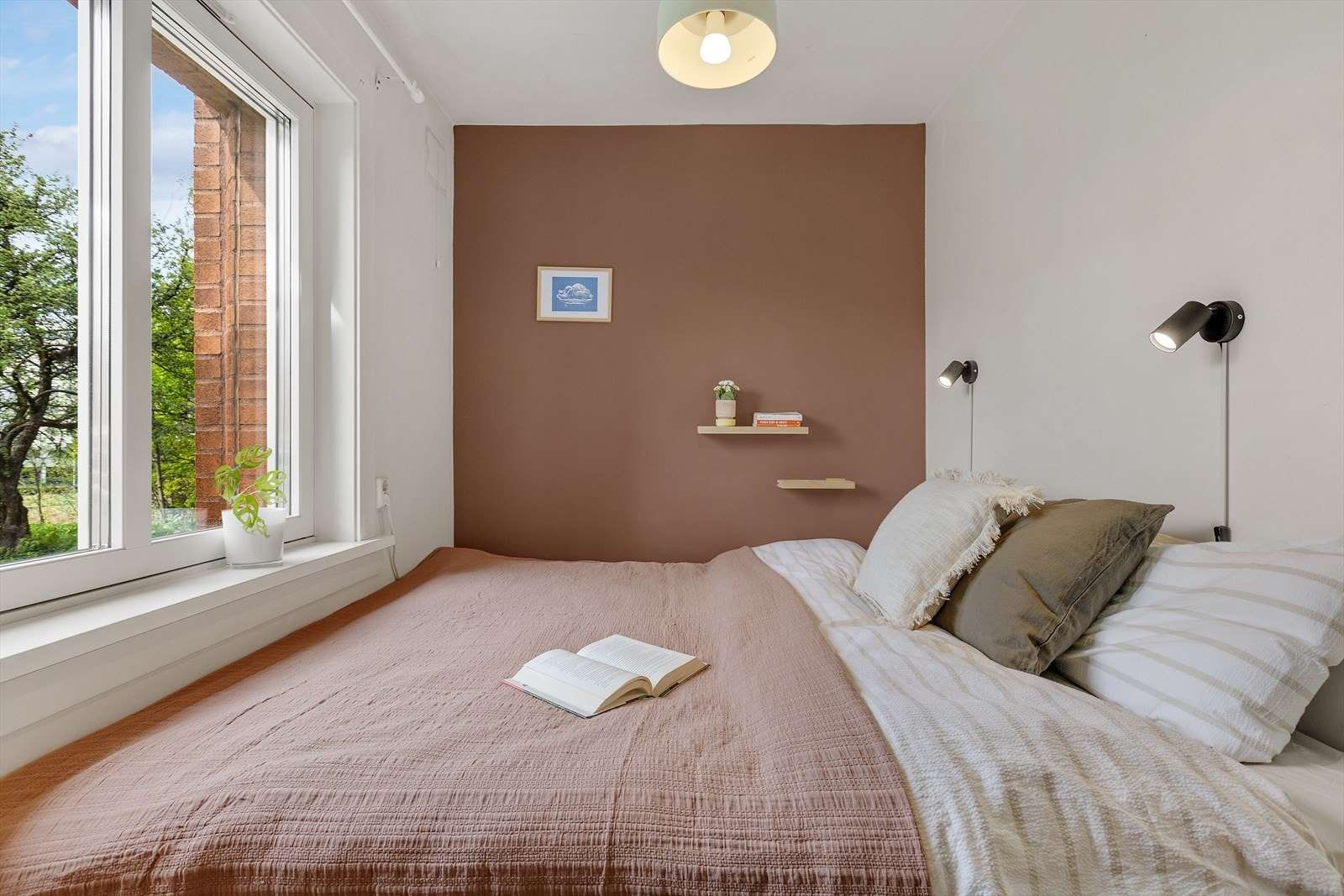 Rommet oppleves som behagelig med god plass til dobbeltseng og tilhørende nattbord. Galleribilde