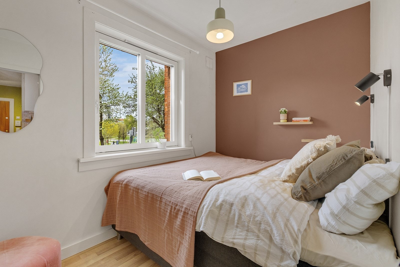 Leilighetens soverom er malt og innredet i fine farger. Galleribilde