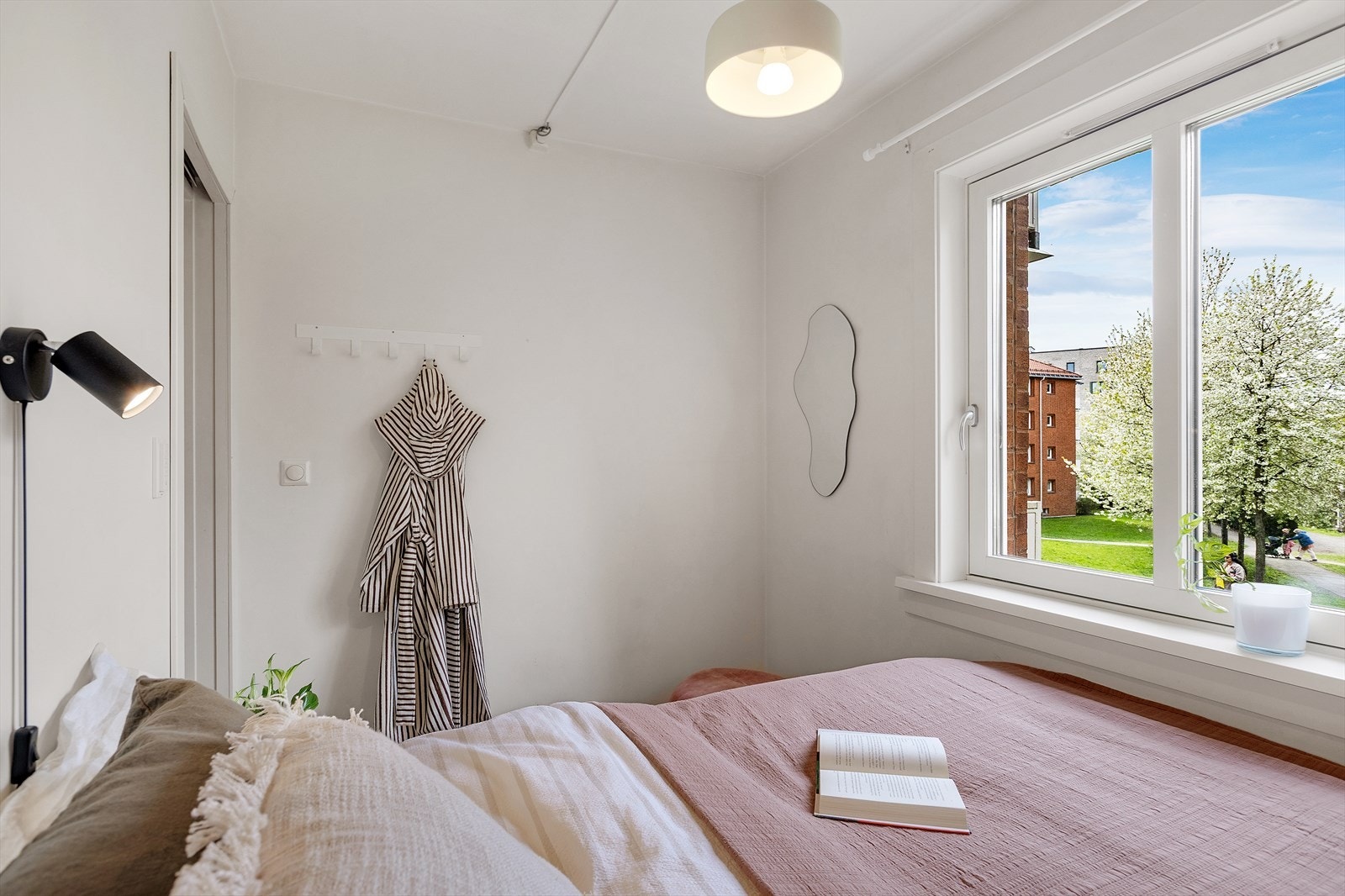 Fra soverommet kan du nyte synet av kirsebærtrærne som setter stemningen for rolige morgener. Galleribilde