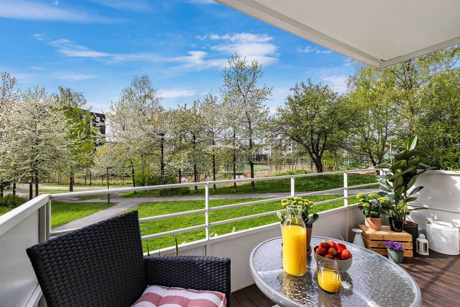 Balkongen blir en naturlig forlengelse av stuen. Balkongen har god plass til å innrede med ønsket utendørsmøblement. Galleribilde