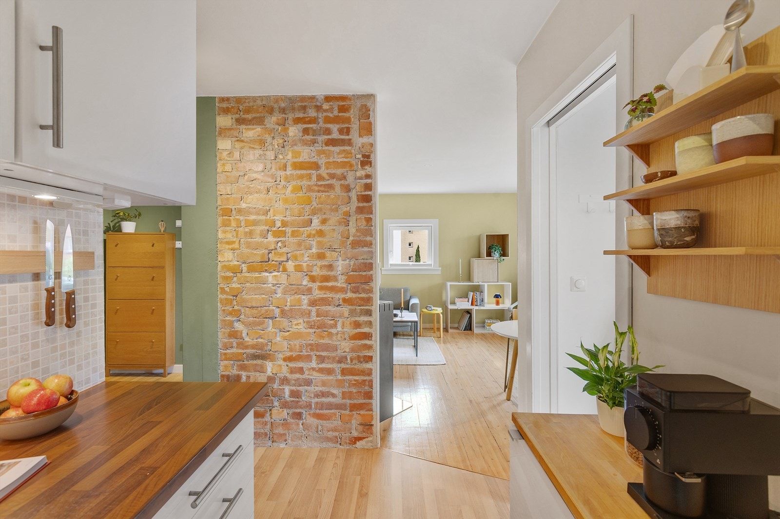 Teglveggen gir rommet personlighet og en varm, industriell stil. Galleribilde