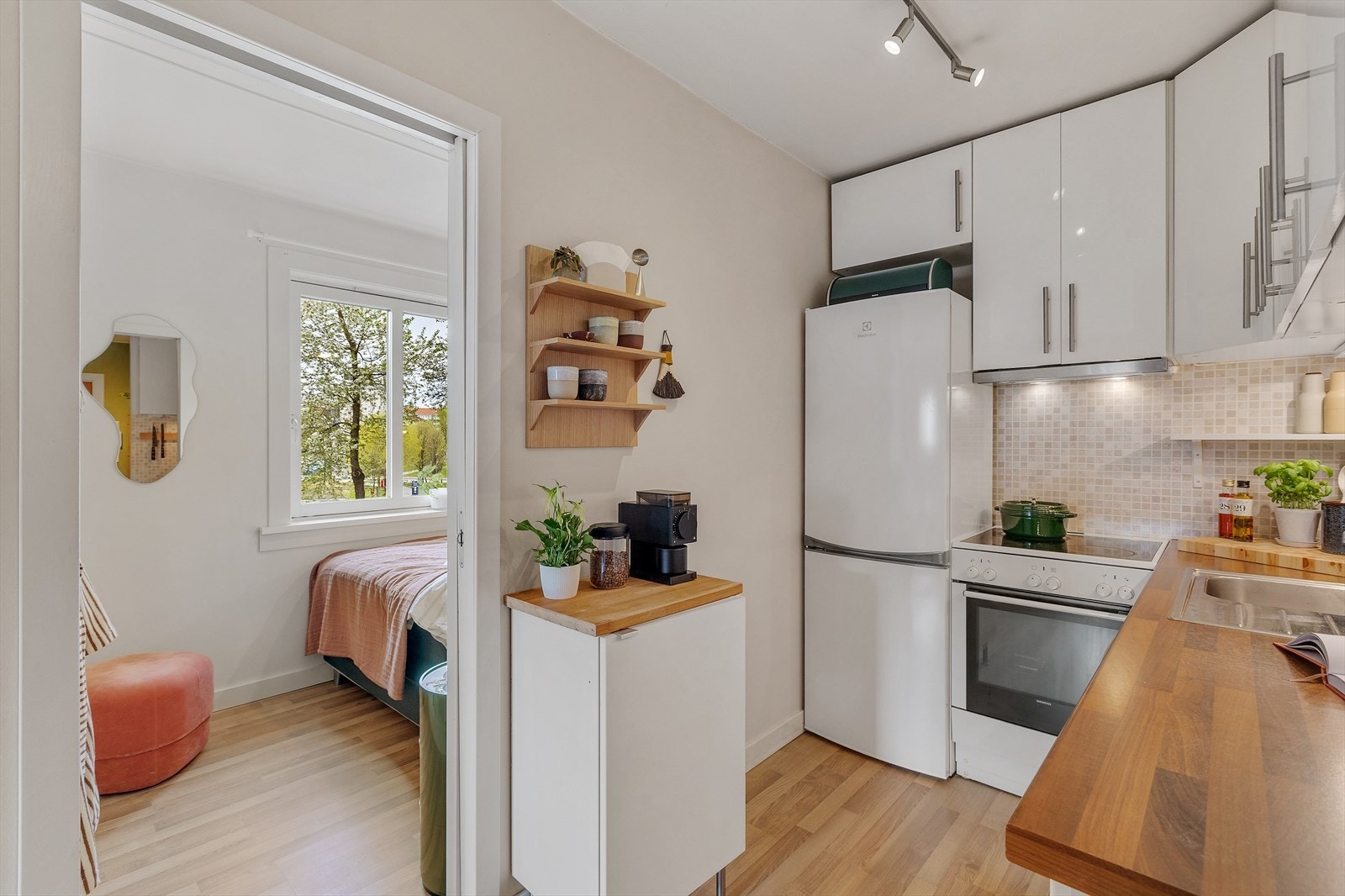 Varmtvannsbereder på 120L, er plassert i benkeskap på kjøkken. Galleribilde