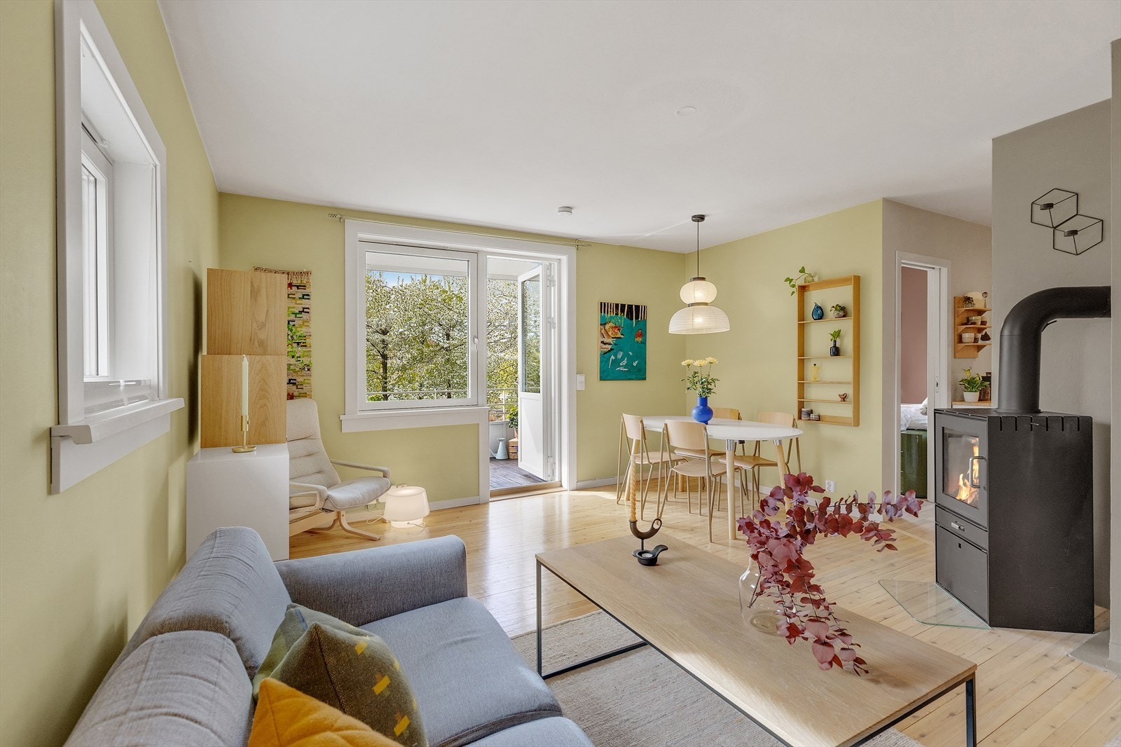 Fra stuen er det utgang til en flott balkong med utsyn mot frodige grøntarealer og idylliske Teglverksdammen. Galleribilde