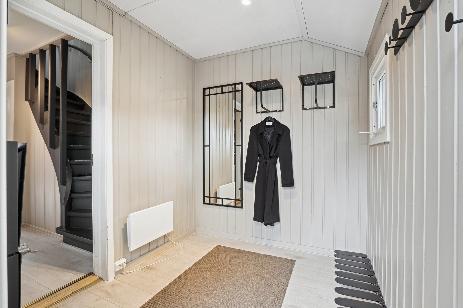 Fin og innbydende entre med god plass til oppbevaring Galleribilde