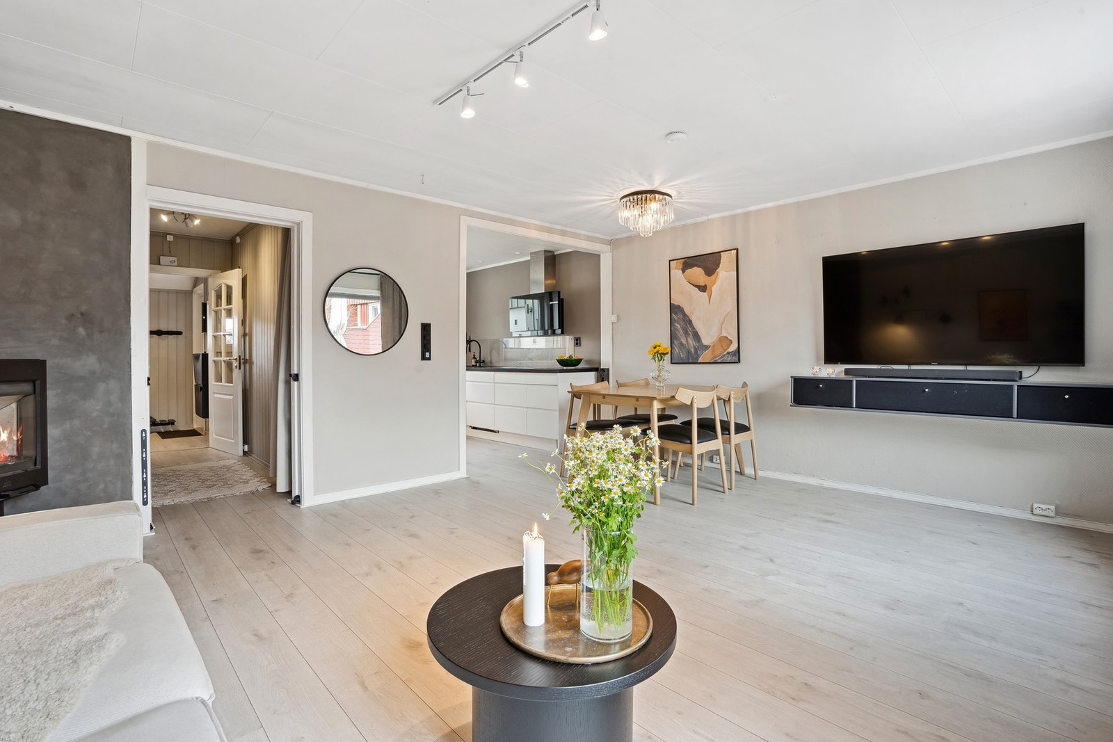 Delvis åpen planløsningen til kjøkkenet gir en fin flyt mellom sonene. Galleribilde