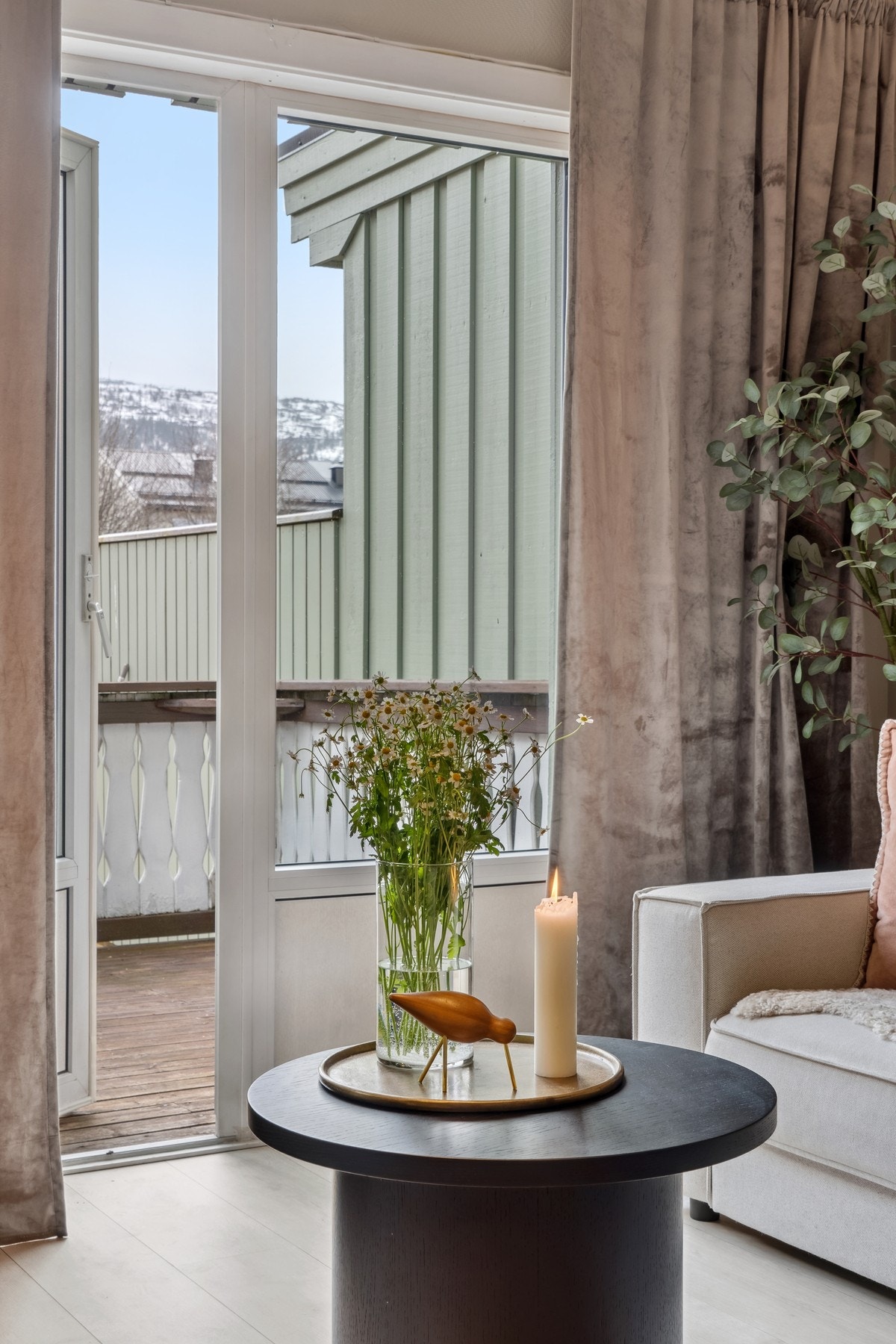Direkte utgang til balkong gir en sømløs overgang mellom inne- og uterom. Galleribilde