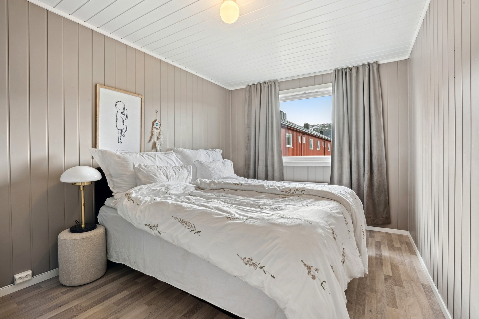 Romslig soverom med god plass til dobbeltseng og diverse innredning. Galleribilde