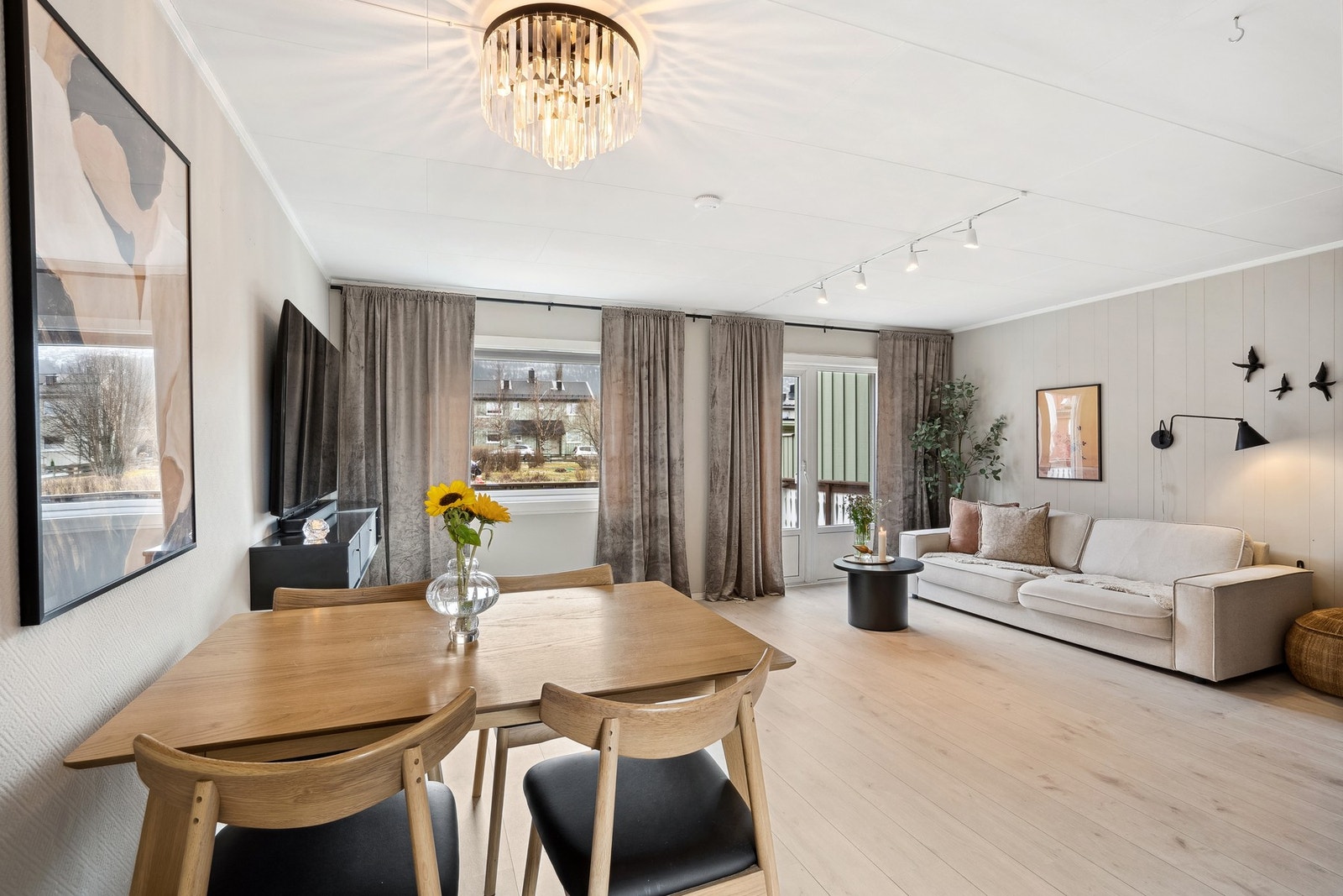 Store vindusflater og utgang til balkong gir rikelig med naturlig lys. Galleribilde