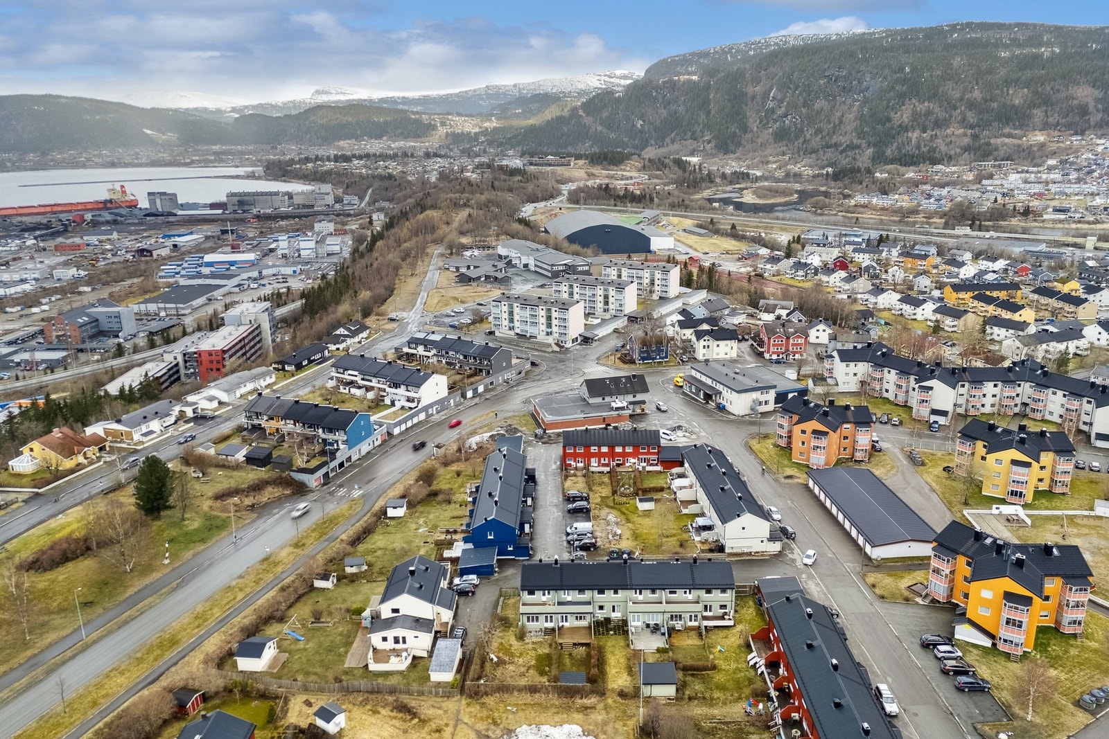 I tillegg finner du gode bussforbindelser i nærområdet, som gir deg rask og effektiv transport til sentrum og øvrige bydeler. Galleribilde
