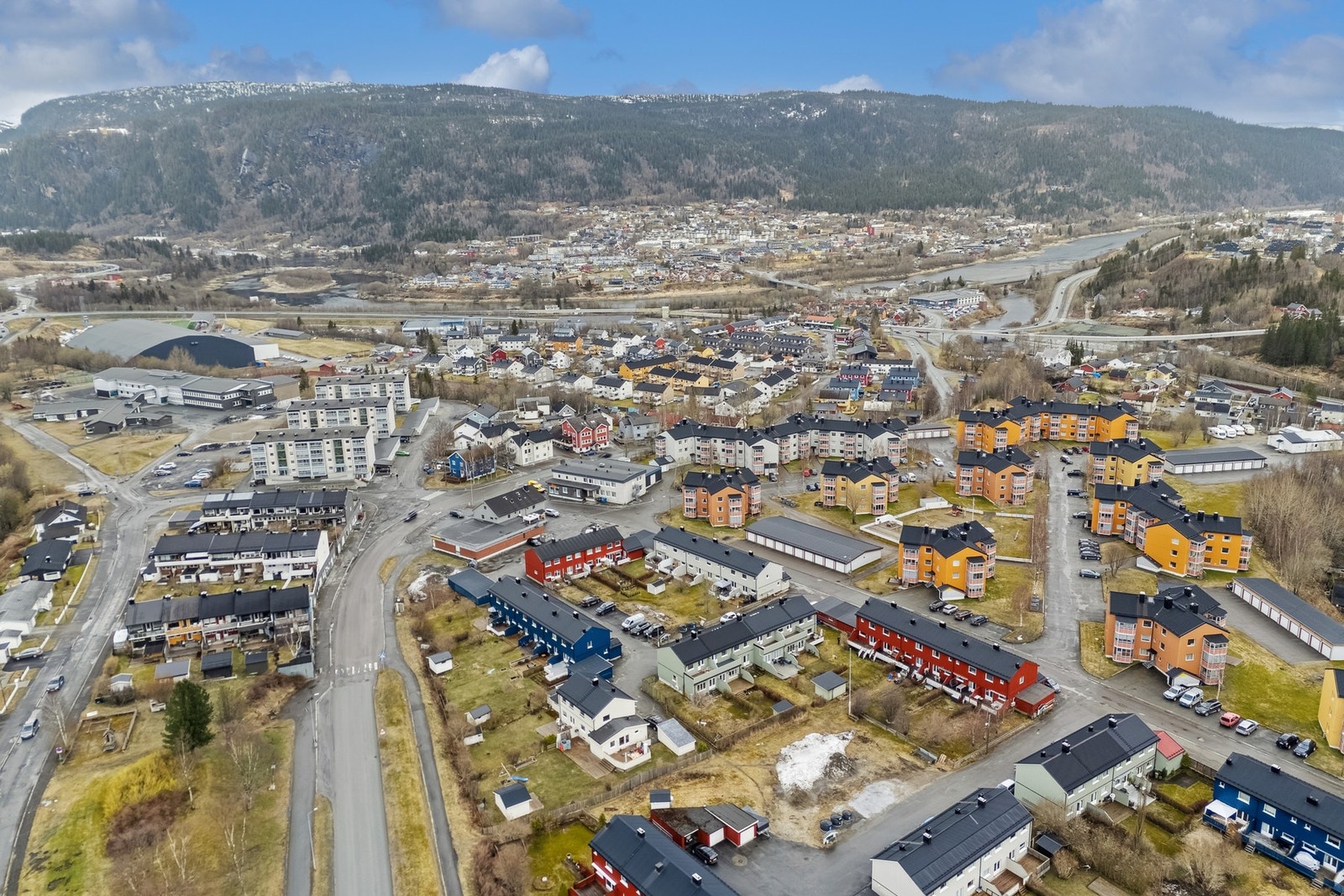 Dagligvarebutikker, lekeplasser og fine turområder ligger også i kort avstand Galleribilde
