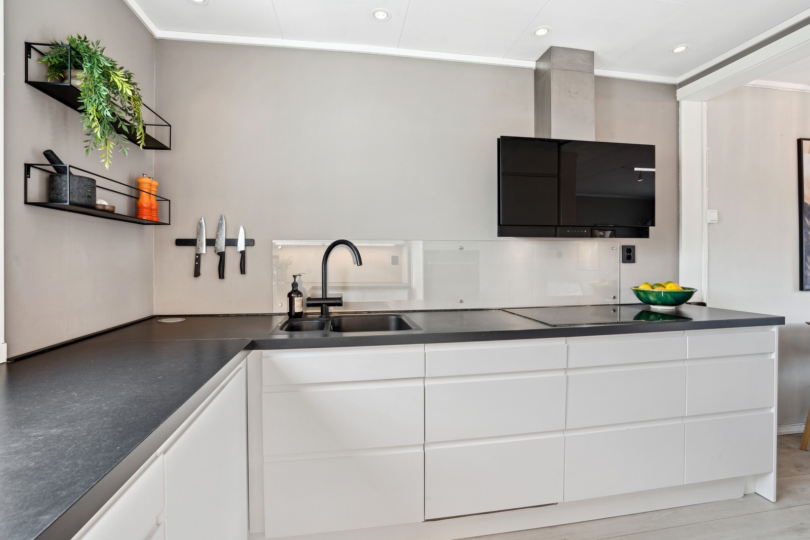 Veggmontert ventilator over platetopp. Galleribilde