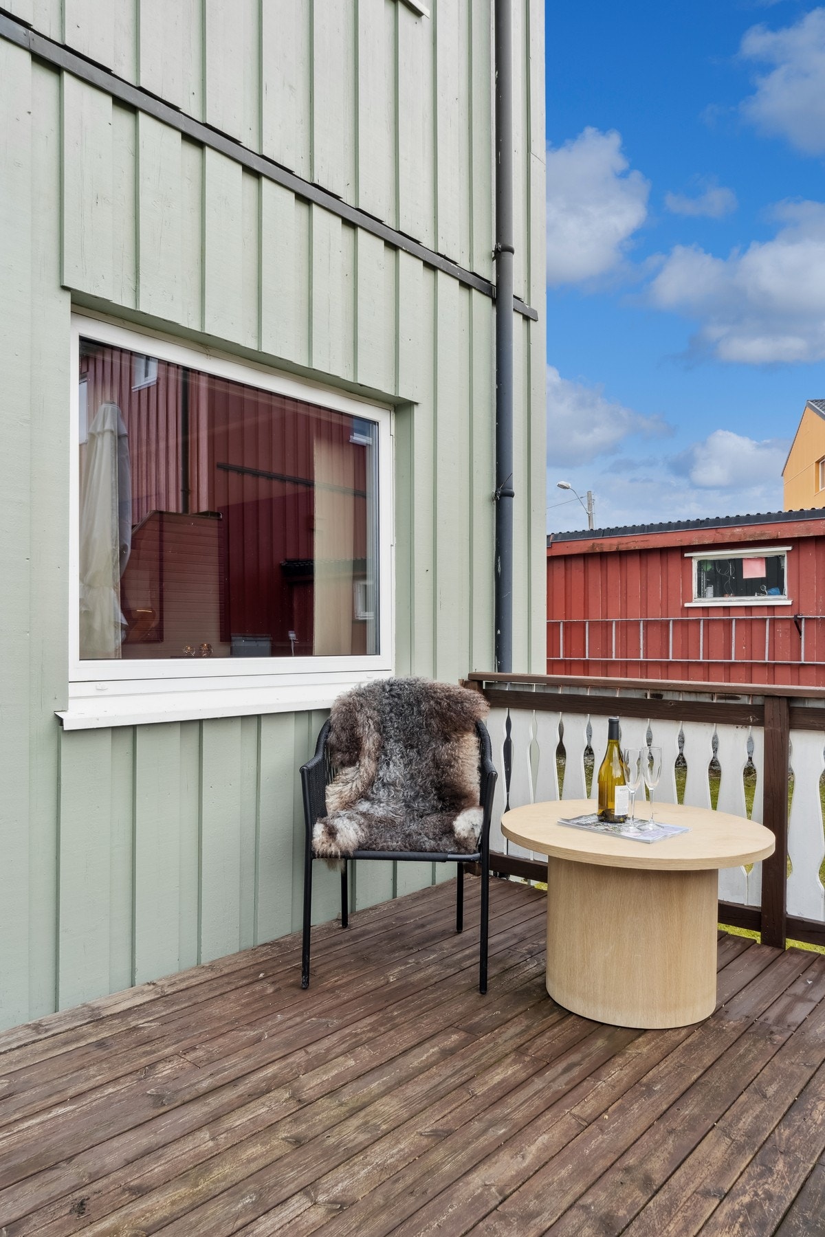 Vestvendt terrasse på ca. 12 m2 med rekkverk av tre. Galleribilde