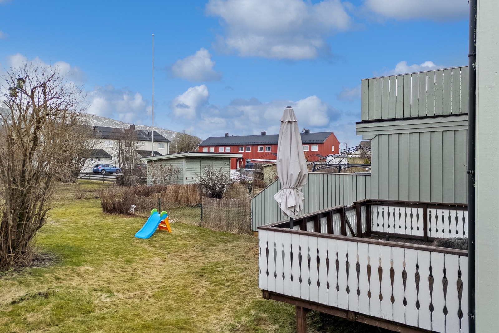 Balkongen har adkomst fra hage og via dør fra stuen. Galleribilde