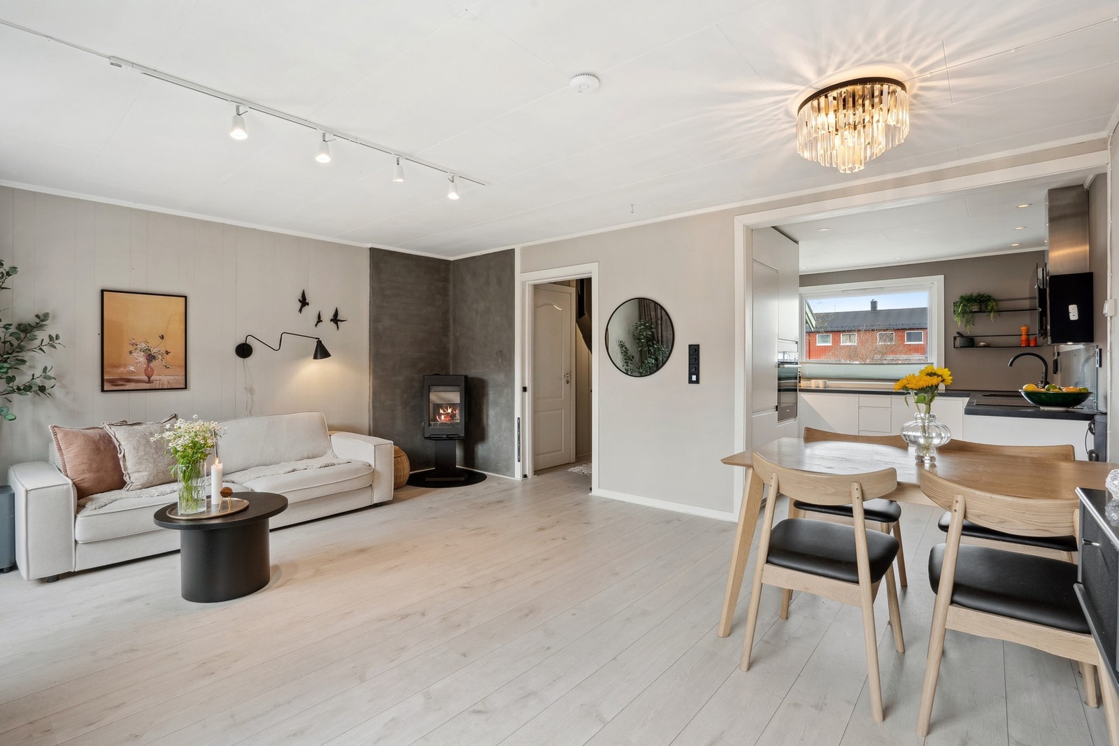 Boligen blir varmet opp med vedfyring, varmefolie i gulv og annen elektrisk oppvarming. Galleribilde