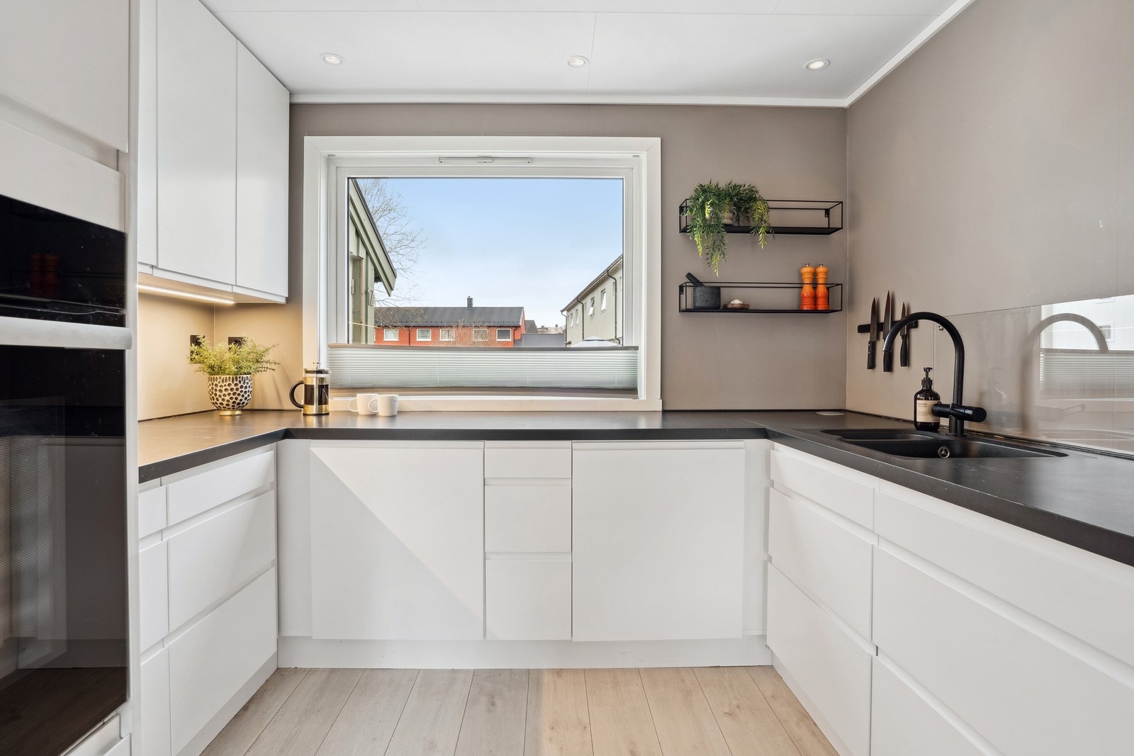 Det er integrert kjøl/fryseskap,
oppvaskmaskin, komfyr og platetopp med komfyrvakt. Galleribilde