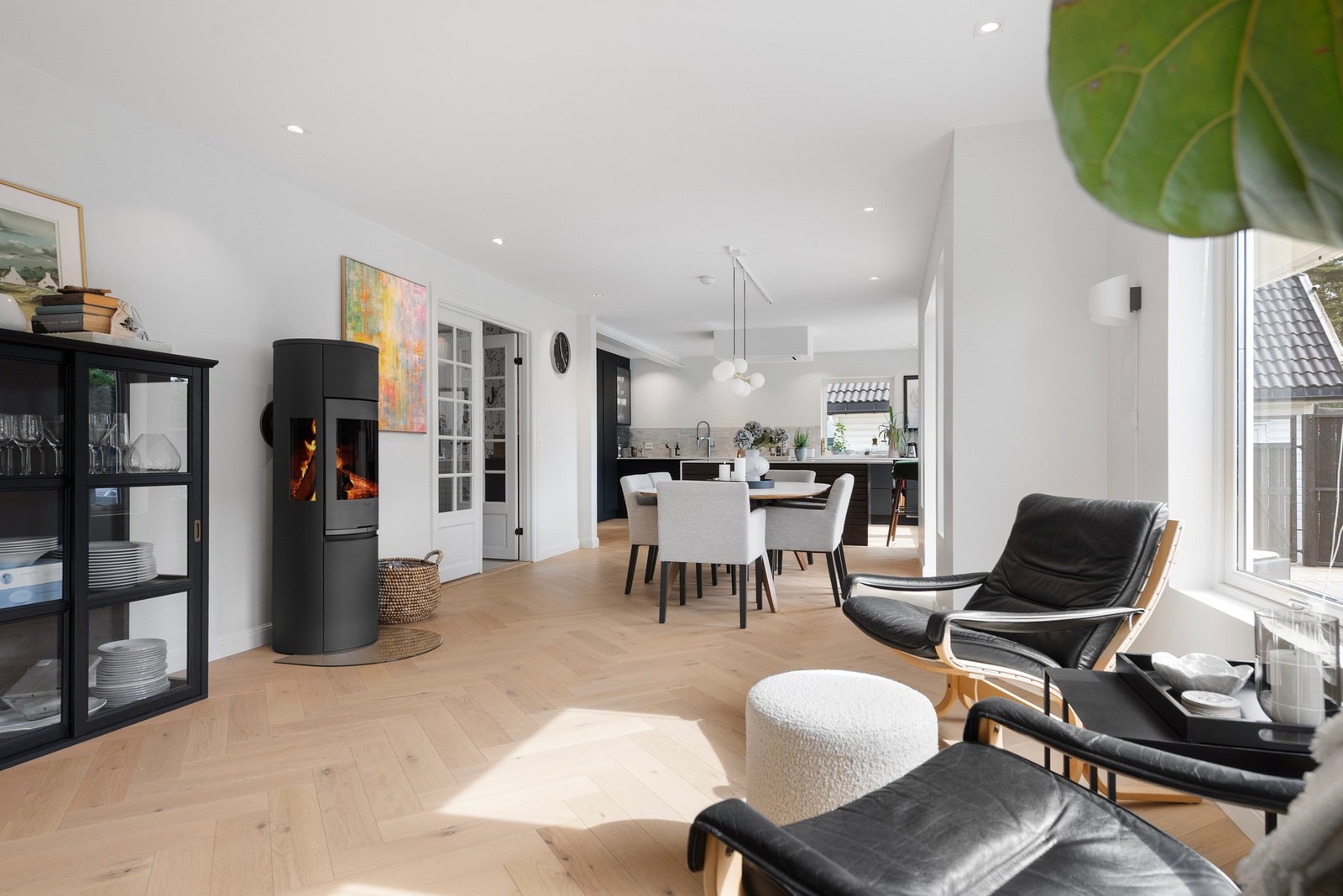 I tillegg til vannbåren gulvvarme, er det også nyere peisovn til kos og nytte Galleribilde