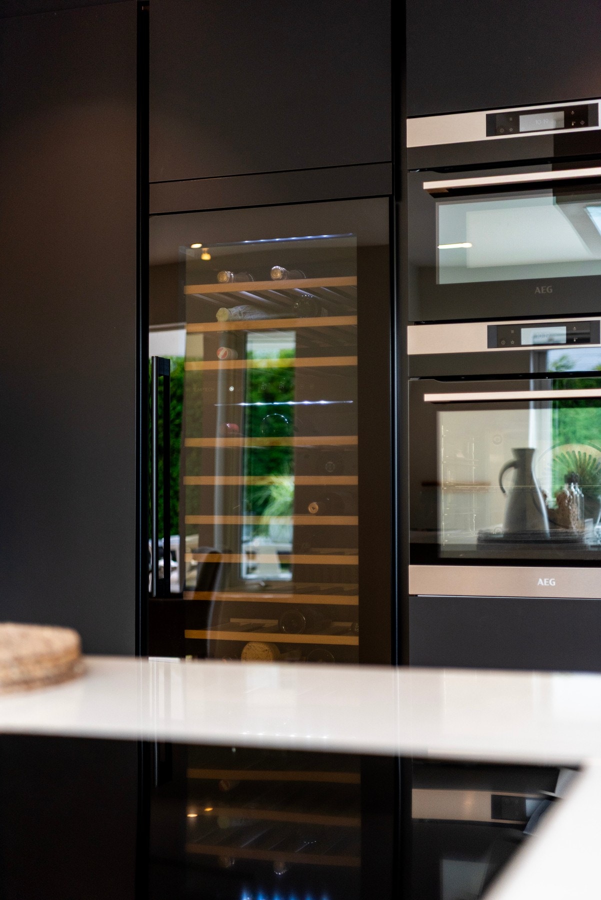 Vinskapet har 2 soner og plass til 70 flasker (Temptech) Galleribilde