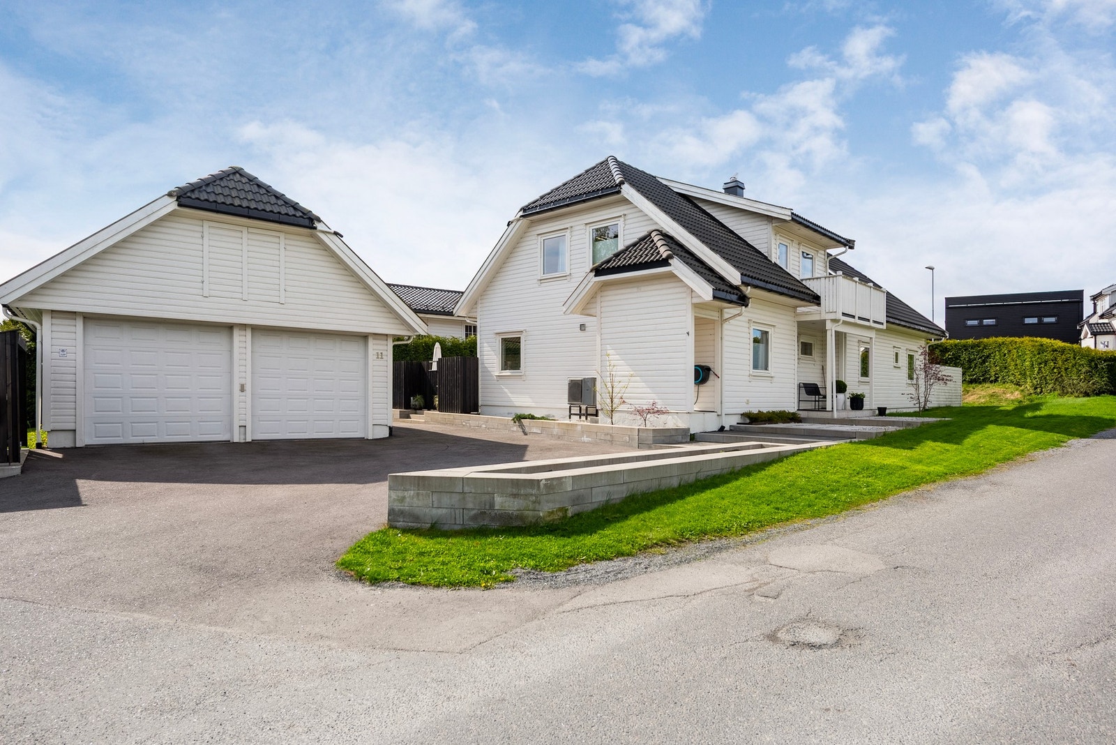 Rikelig med parkeringsplasser og dobbel garasje. Galleribilde