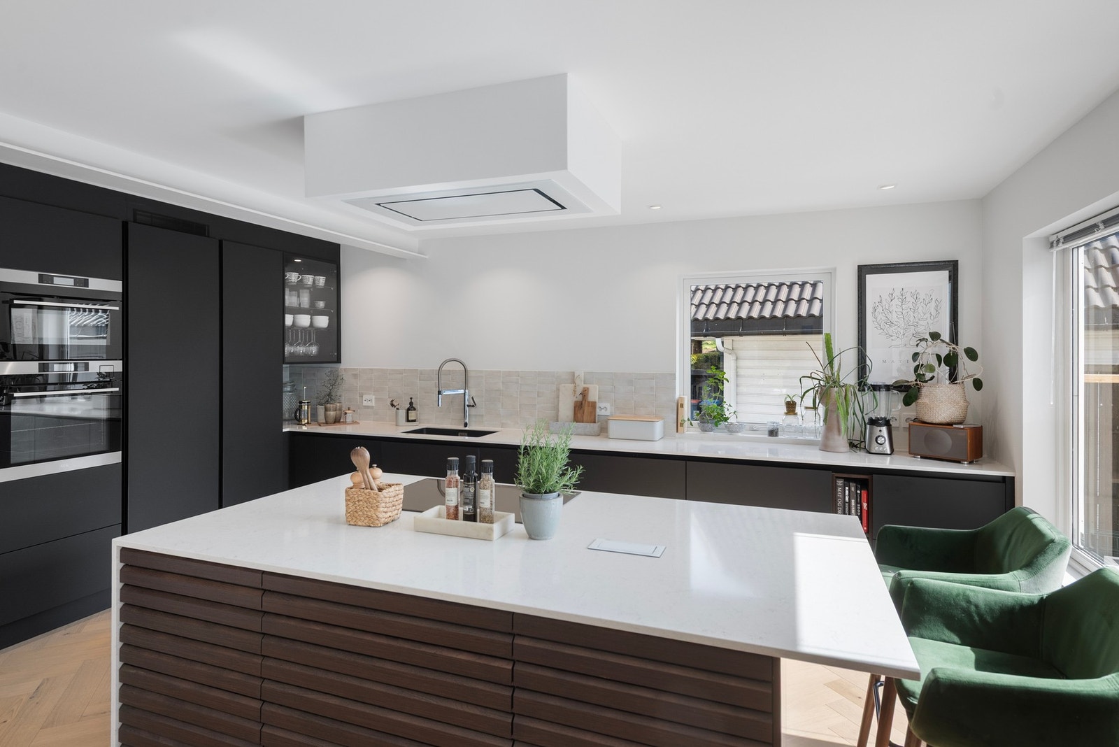 Rålekkert HTH-kjøkken fra 2021 med fantastiske detaljer. Legg også merke til Silestone benkeplate. Galleribilde