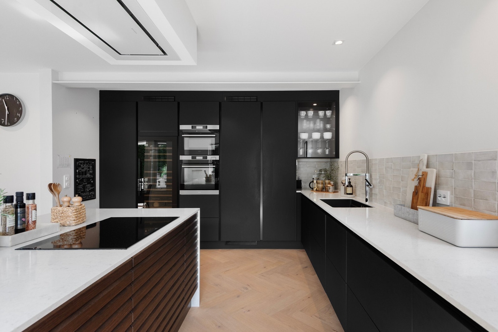 Et drømmekjøkken med integrerte hvitevarer av høy kvalitet fra AEG. Komfyr/damp/induksjon/2 stk oppvask/ kjøl/frys og vinskap Galleribilde