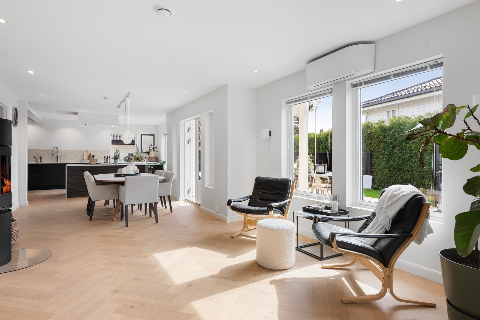 Fra stuen er det direkte utgang til hagen Galleribilde