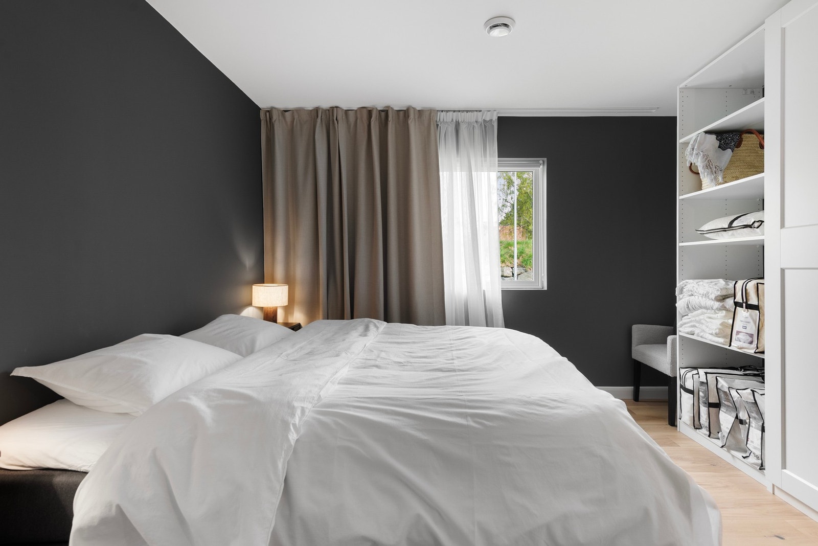 Et delikat og lunt hovedsoverom Galleribilde