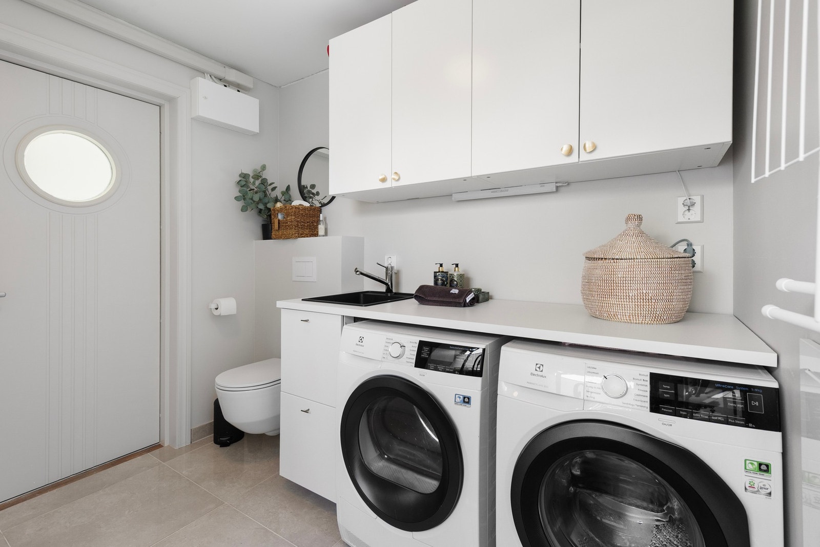 Meget praktisk vaskerom - her er også det tekniske anlegget med vannbåren varme Galleribilde