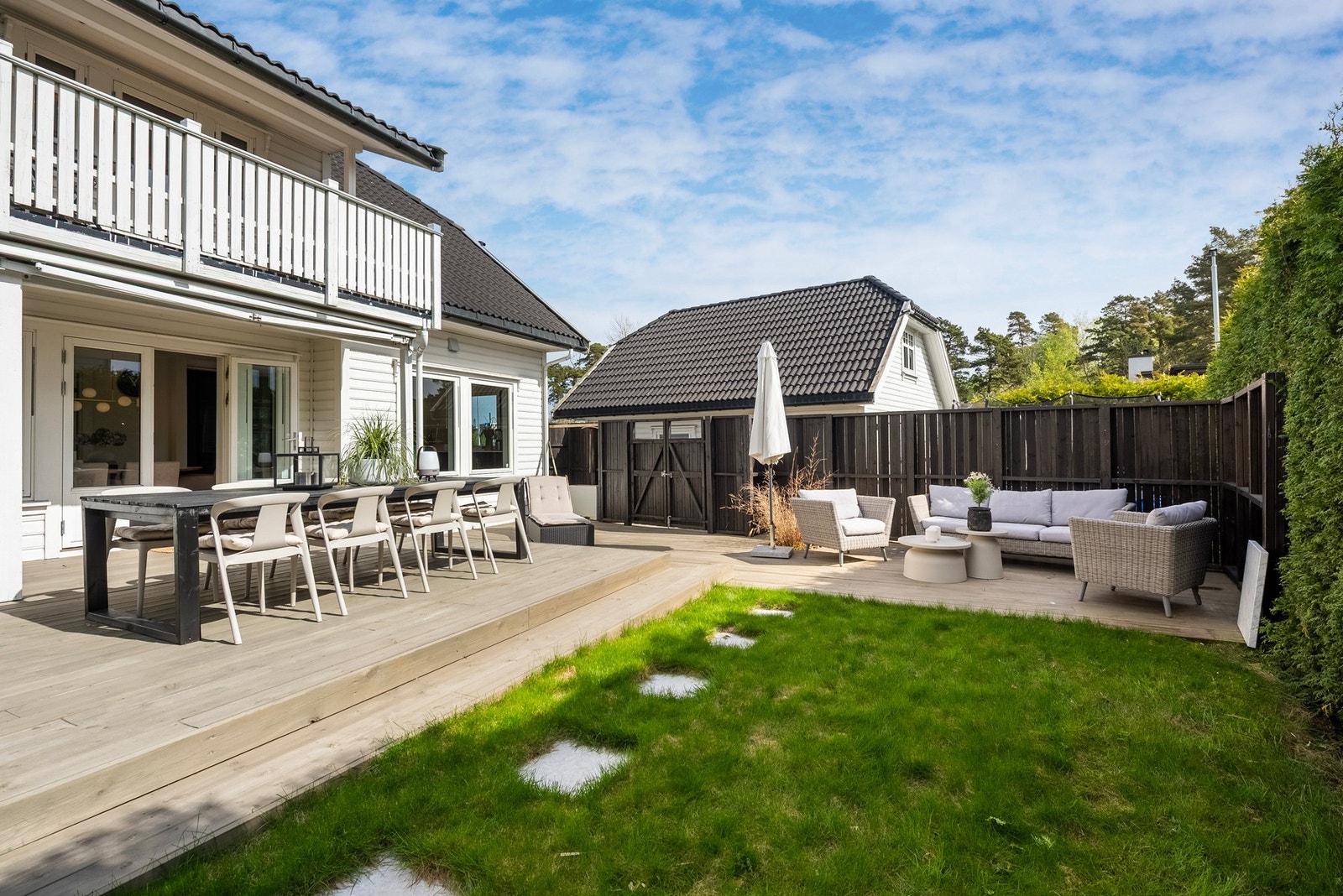 Hagen har også port som skjermer mot gårdsplassen, samt hekk Galleribilde