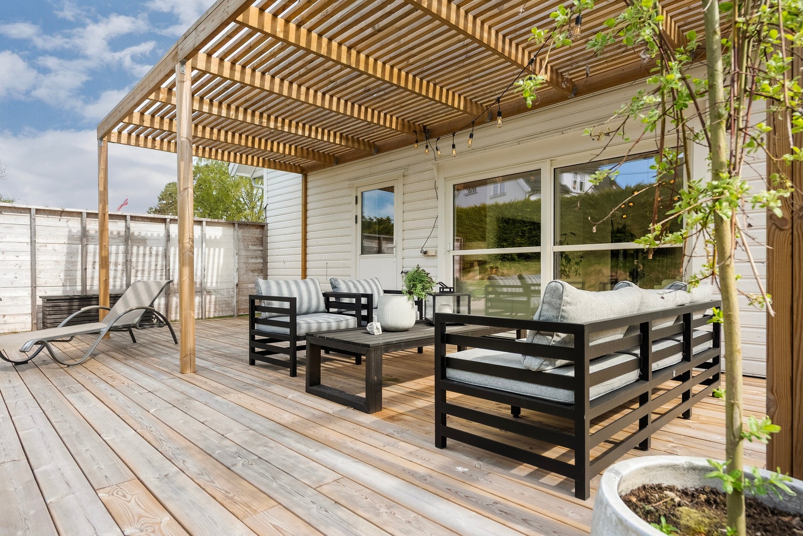 Inviter venner og familie på hyggelige kvelder ute på terrassen Galleribilde