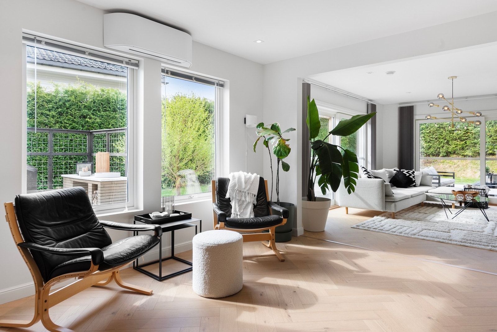 I stuen er det god plass til flere hyggelige sittegrupper Galleribilde