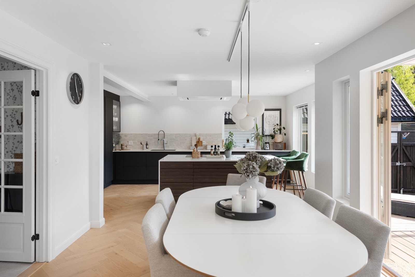 Her er det mange stilige løsninger, moderne design og mye du rett og slett må komme på visning for å oppleve! Galleribilde