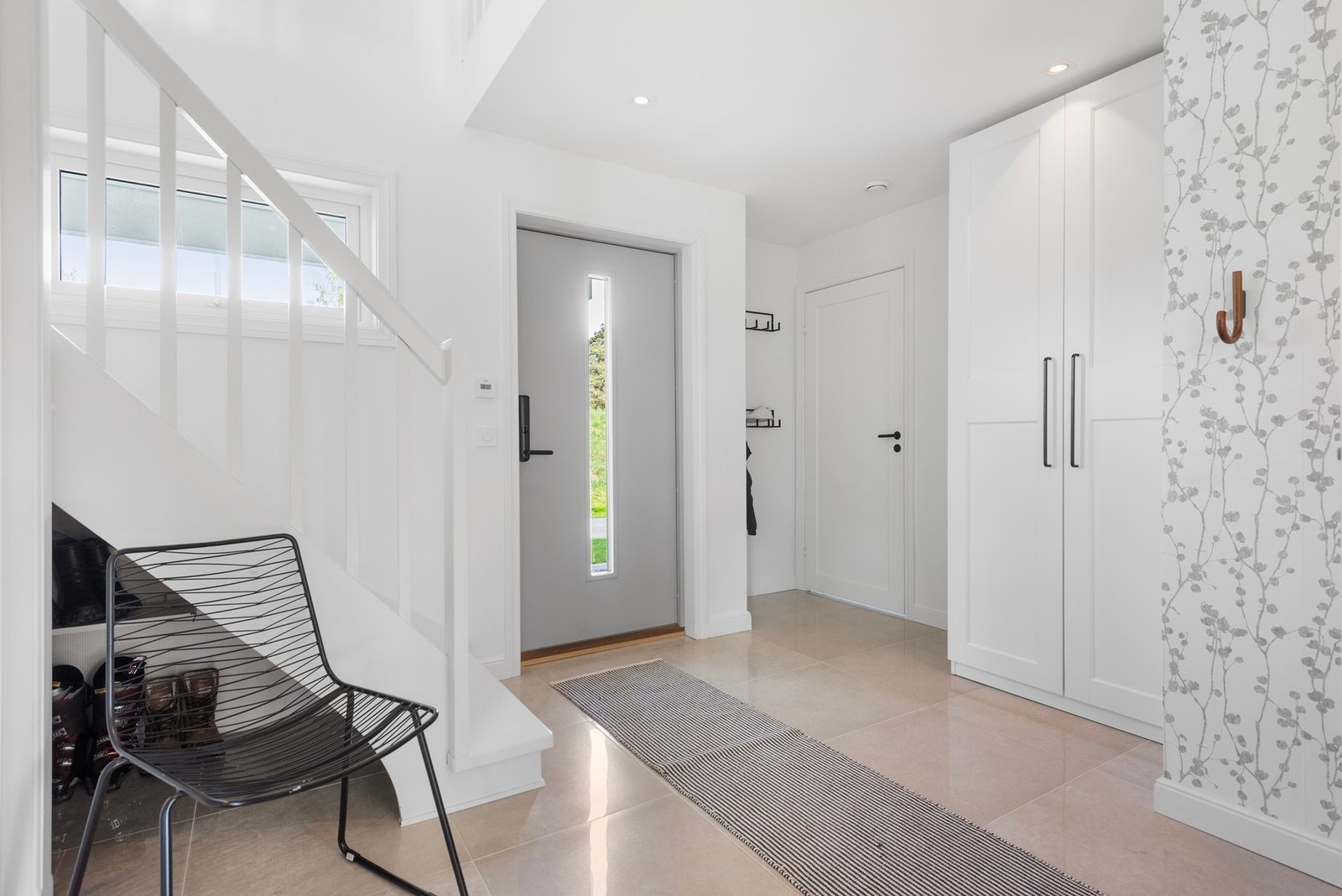 Her kommer man inn i en svært innbydende gang med mye garderobeplass Galleribilde