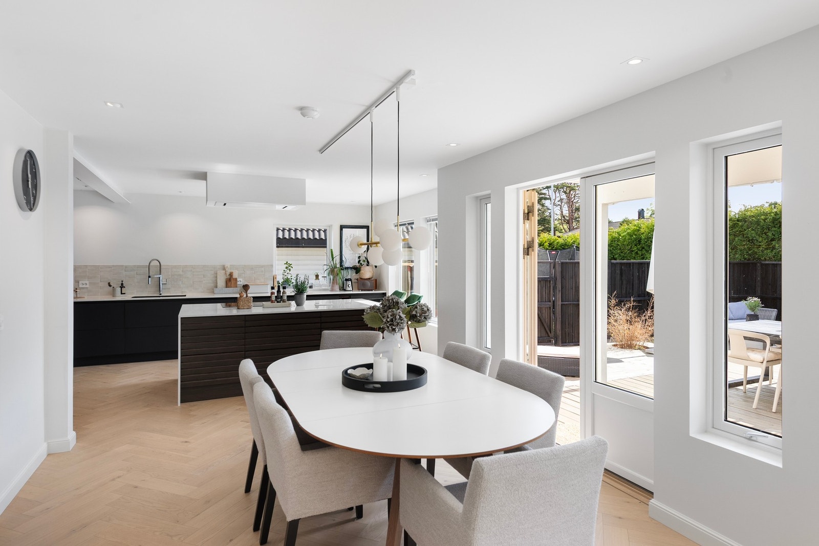 Stue og kjøkken ligger i åpen løsning som gir et svært sosial allrom Galleribilde