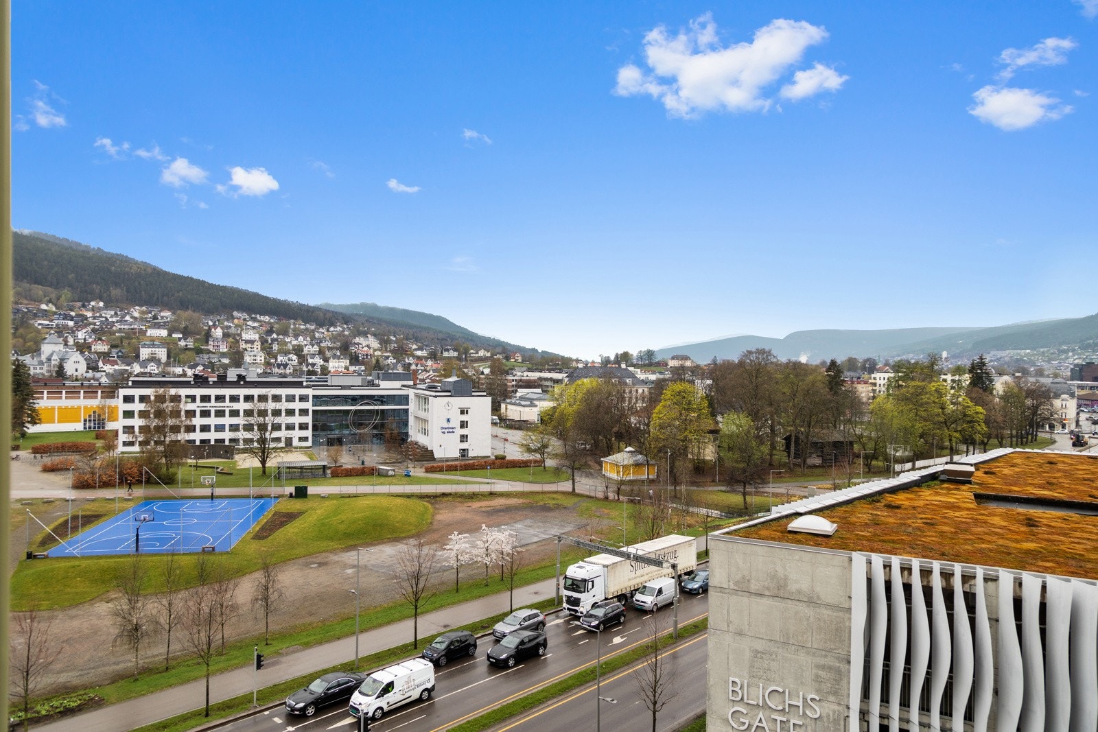Like ved leiligheten finner du basketballbane, friidrettsbane. Drammensbadet og Drammen videregående skole. Galleribilde