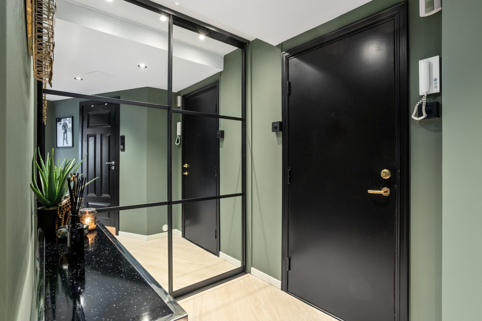 Velkommen! Entré med moderne preg og praktisk skyvedørsgarderobe med speil for gode oppbevaringsmuligheter. Galleribilde