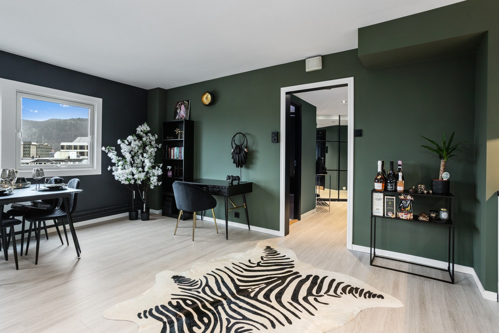 Stuen byr på rikelig med areal og gir plass til både spisebord og arbeidsplass. Galleribilde