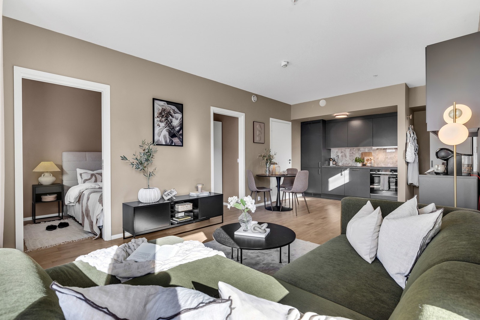 Leiligheten er malt i lune farger som gir et moderne og stilrent helhetsinntrykk. Modern beige på stue og thoughtful på soverom, begge Jotun-farger. Galleribilde