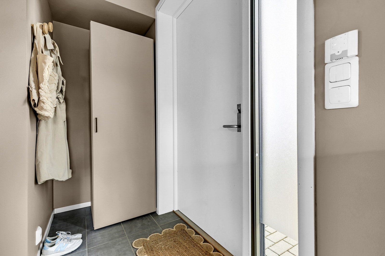 I entréen har du god plass til oppbevaring av sko og oppheng av yttertøy. Garderobeskapet i bildet vil medfølge handelen. Galleribilde