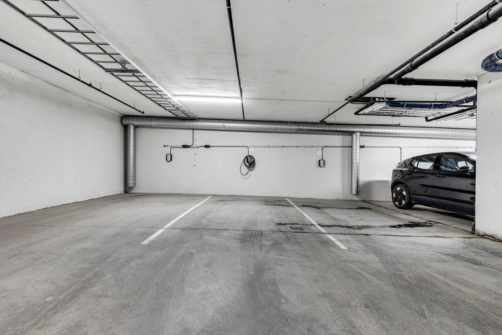 Leiligheten disponerer plass nr. 40 med elbillader i felles oppvarmet kjeller. Strømabonnement tegnes av ny eier. Galleribilde