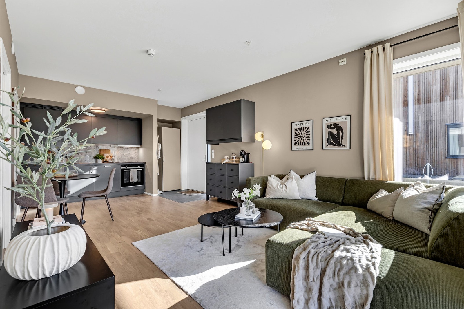 Med byggeår 2021 innehar boligen alt man kan forvente av moderne fasiliteter, deriblant vannbåren varme, balansert ventilasjon og heisadkomst. Galleribilde