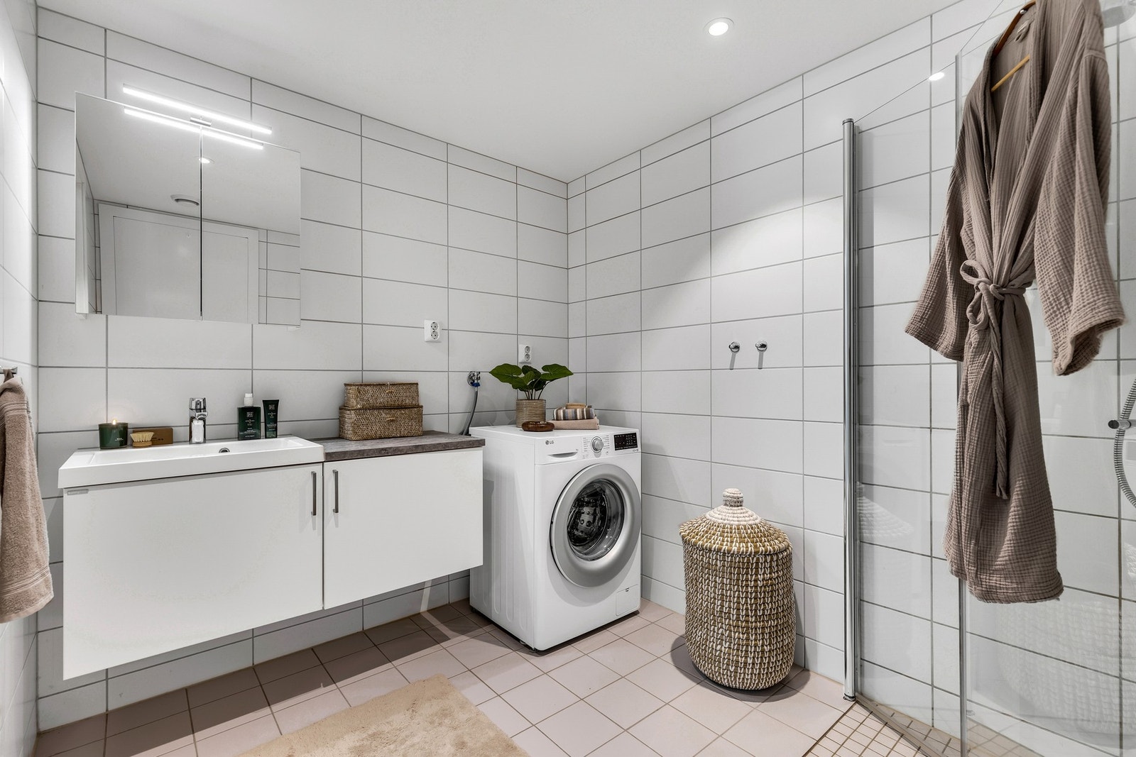 Lyst og pent flislagt bad på 5,1m² med vannbåren varme og downlights i himling. Galleribilde