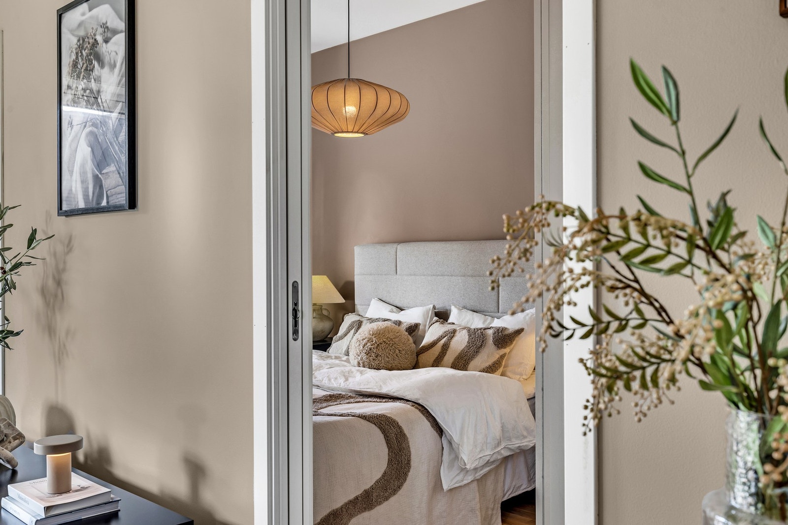 Doble skyvedører inn til soverommet er både praktisk og plassbesparende. Galleribilde