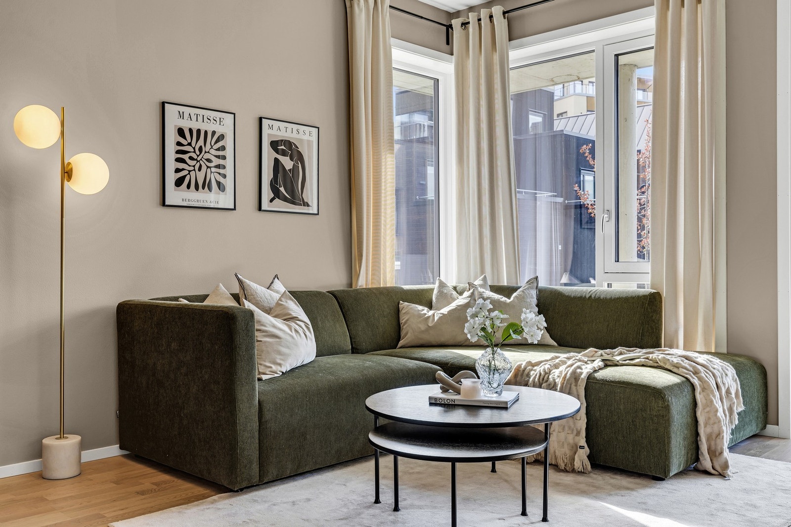 Leiligheten ligger sentralt til på nyetablerte Overvik. Kort avstand til dagligvarebutikker, treningssentre, bakeri, togstasjon og god offentlig kommunikasjon. Galleribilde