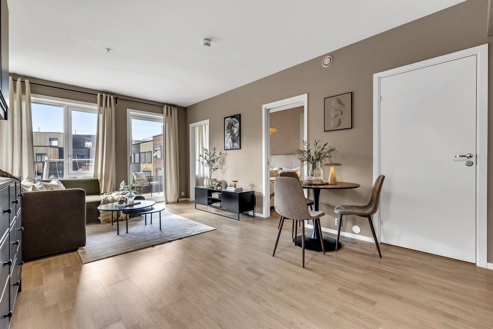 Leilighetens entré og stue-/kjøkkenareal rommer 24,7m² og har god plass til både spise- og sittegruppe. Galleribilde