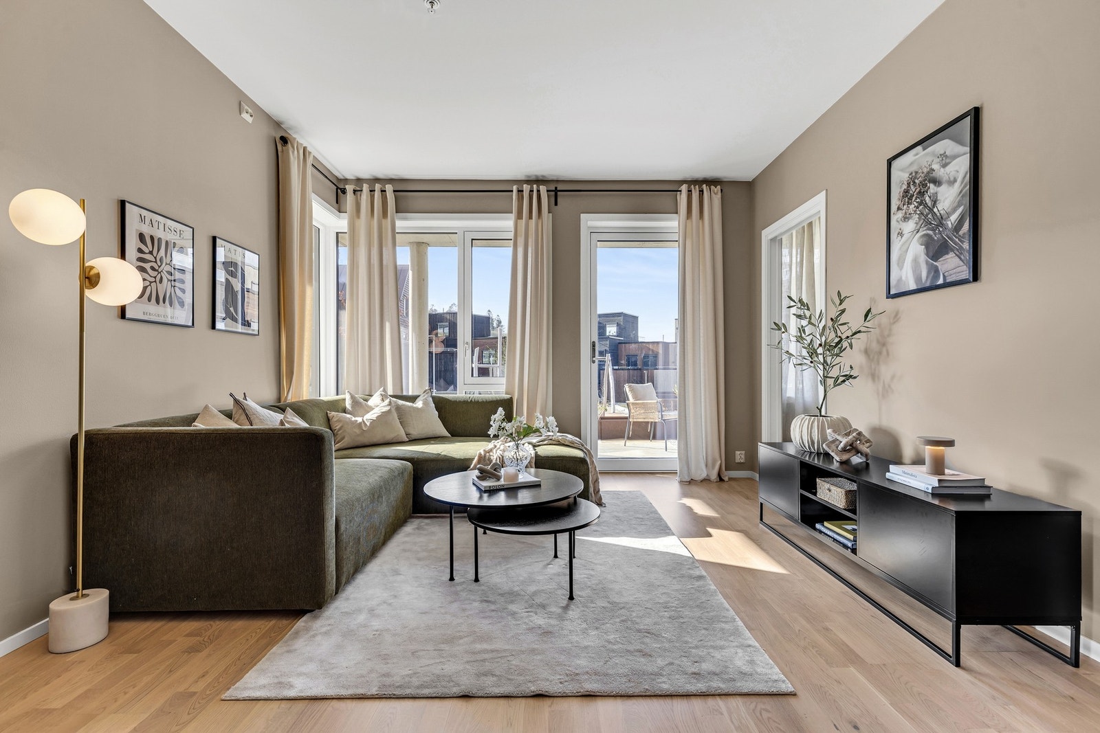 Leiligheten har et internt bruksareal på 41m² som inkluderer entré, bad, åpen stue/kjøkkenløsning og soverom. I forlengelse av stua har du også terrasse på 18m² og i kjeller finner du egen bod på 5m². Galleribilde