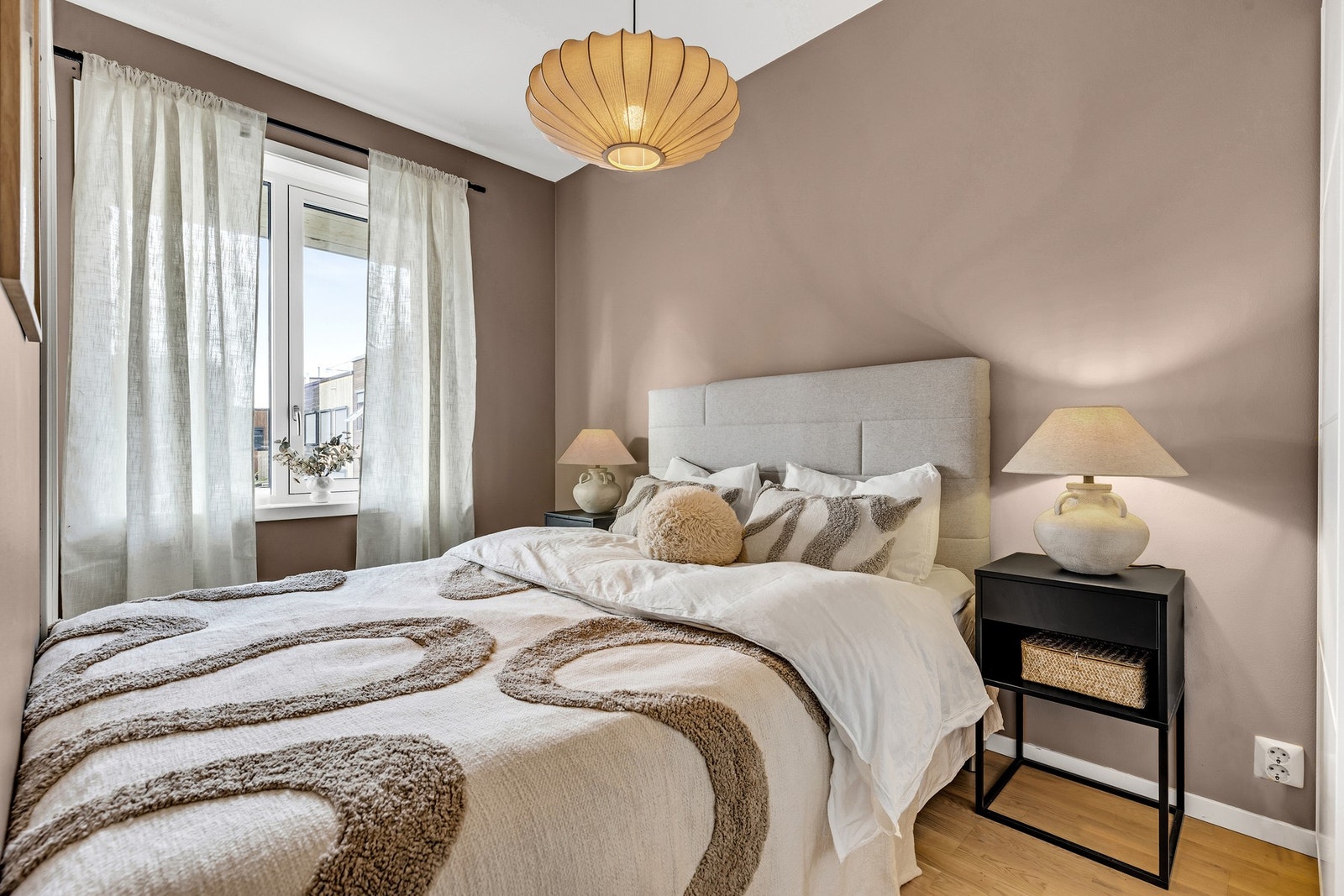 Lunt og fint soverom på 8,3m² med plass til både dobbeltseng og nattbord. Galleribilde