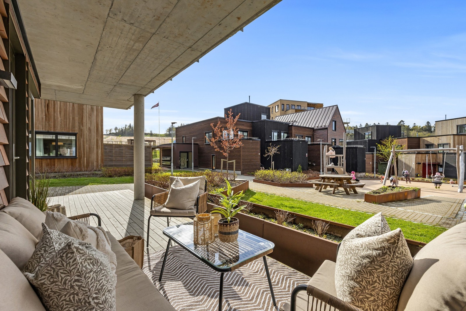 Som en forelengelse av stuen, kommer du ut til leilighetenes flotte terrasse målt til romslige 18 (!) m². Galleribilde