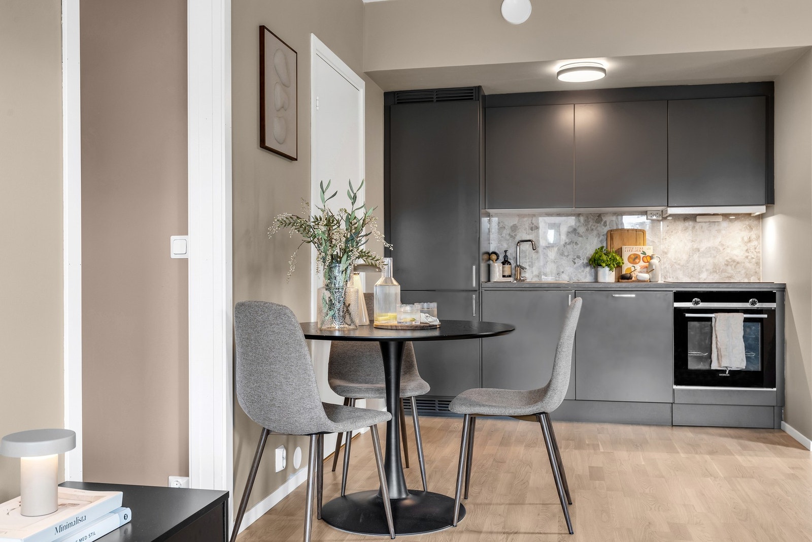 Moderne, stilrent og velholdt kjøkken fra Drømmekjøkkenet med integrerte hvitevarer fra Siemens. Galleribilde